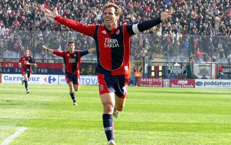 Gianfranco Zola esulta dopo un gol con il Cagliari
