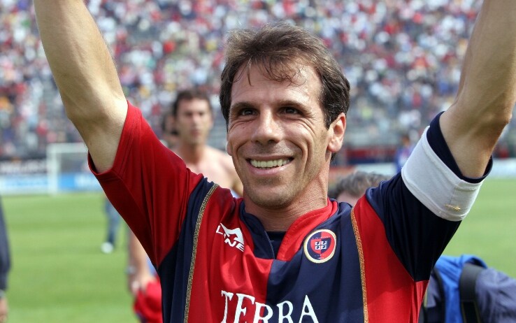 Un primo piano di Zola in maglia rossoblù