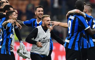 Inter Milan's Italian defender Federico Dimarco (C), Inter Milan's Uruguayan midfielder Matias Vecino (Rear C) and teammates celebrate at the end of the Italian Serie A football match AC Milan vs Inter Milan on September 21, 2019 at the San Siro stadium in Milan. (Photo by Miguel MEDINA / AFP)        (Photo credit should read MIGUEL MEDINA/AFP via Getty Images)