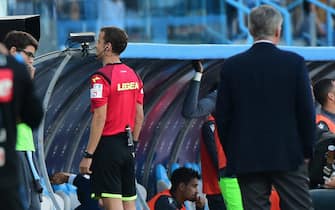 FERRARA, ITALY - OCTOBER 27:  The referee,Federico La Penna  checks the VAR during the Serie A match between SPAL and SSC Napoli at Stadio Paolo Mazza on October 27, 2019 in Ferrara, Italy.  (Photo by Pier Marco Tacca/Getty Images)