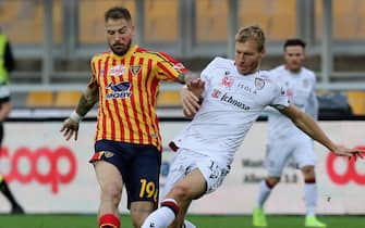 LECCE, ITALY - NOVEMBER 25:  Andrea Lamantia of Lecce competes for the ball with Ragnar klavan of Cagliari during the Serie A match between US Lecce and Cagliari Calcio at Stadio Via del Mare on November 25, 2019 in Lecce, Italy.  (Photo by Maurizio Lagana/Getty Images)