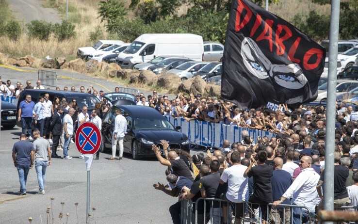Al funerale di Piscitelli presenti tanti tifosi e la sua bandiera, quella con il simbolo di Diabolik