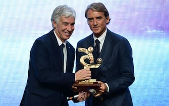 Italian National head coach Roberto Mancini (R) hands the best head coach of the Italian championship award to Atalanta's Italian head coach Gian Piero Gasperini during the 'Gran Gala del Calcio' awards ceremony, organised by the Italian Footballers' Association (AIC), on December 2, 2019, in Milan. (Photo by MIGUEL MEDINA / AFP) (Photo by MIGUEL MEDINA/AFP via Getty Images)