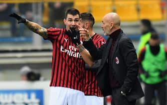 1185803113 PARMA, ITALY - DECEMBER 01: Stefano Pioli head coach of AC Milan issues instructions to Alessio Romagnoli of AC Milan during the Serie A match between Parma Calcio and AC Milan at Stadio Ennio Tardini on December 1, 2019 in Parma, Italy. (Photo by Alessandro Sabattini/Getty Images)