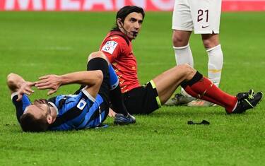 De Vrij, testata (involontaria) all'arbitro. VIDEO