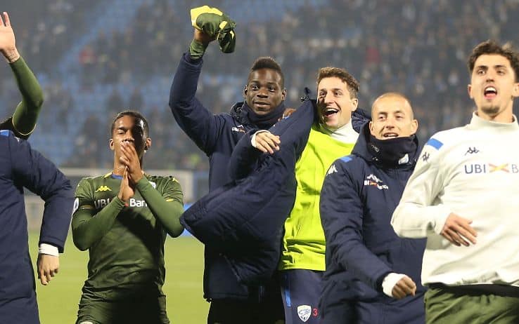Balotelli festeggia coi compagni al termine di Spal-Brescia 0-1