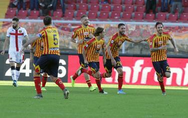 Il Lecce riacciuffa un Genoa in 9 uomini: è 2-2
