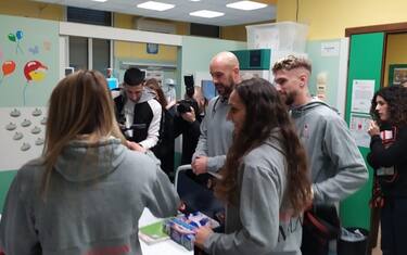 Reina e Castillejo visitano bimbi in ospedale