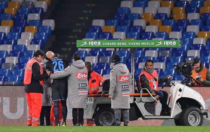 Il momento in cui Koulibaly viene portato via dal campo nella partita contro il Parma