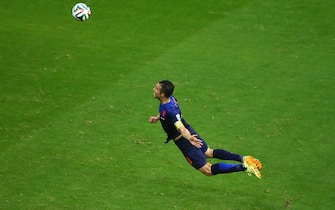 SALVADOR, BRAZIL - JUNE 13:  Robin van Persie of the Netherlands scores the team's first goal with a diving header in the first half during the 2014 FIFA World Cup Brazil Group B match between Spain and Netherlands at Arena Fonte Nova on June 13, 2014 in Salvador, Brazil.  (Photo by Jeff Gross/Getty Images)