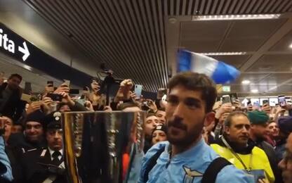 Delirio Lazio, festa coi tifosi a Fiumicino. VIDEO