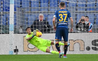 ROME, ITALY - NOVEMBER 10:  Thomas Strakosha of SS Lazio saves a penalty during the Serie A match between SS Lazio and US Lecce at Stadio Olimpico on November 10, 2019 in Rome, Italy.  (Photo by Marco Rosi/Getty Images)