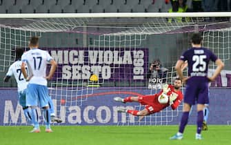 Foto LaPresse - Jennifer Lorenzini
27/10/2019 Firenze (Italia)
Sport Calcio
Fiorentina - Lazio
Campionato italiano di Calcio Serie A TIM 2019 - 2020 - Stadio &quot;Artemio Franchi&quot;
Nella foto:  Dragowski para il rigore

Photo LaPresse - Jennifer Lorenzini
27 October 2019 Firenze ( Italy)
Sport Soccer
Fiorentina - Lazio
Italian Football Championship League A TIM 2019/ 2020 - &quot;Artemio Franchi&quot; Stadium 
In the pic: Dragowski takes the penalty