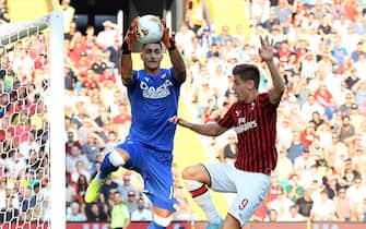 UDINE, ITALY - AUGUST 25: Juan Musso of Udinese Calcio competes for the ball with Krzysztof Piatek of AC MIlan during the Serie A match between Udinese Calcio and AC Milan at Stadio Friuli on August 25, 2019 in Udine, Italy.  (Photo by Alessandro Sabattini/Getty Images)