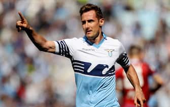 ROME, ITALY - APRIL 12:  Miroslav Klose of SS Lazio celebrates after scoring the team's second goal during the Serie A match between SS Lazio and Empoli FC at Stadio Olimpico on April 12, 2015 in Rome, Italy.  (Photo by Paolo Bruno/Getty Images)