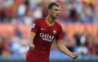 ROME, ITALY - SEPTEMBER 15:  Edin Dzeko of AS Roma celebrates after scoring the team's second goal during the Serie A match between AS Roma and US Sassuolo at Stadio Olimpico on September 15, 2019 in Rome, Italy.  (Photo by Paolo Bruno/Getty Images)
