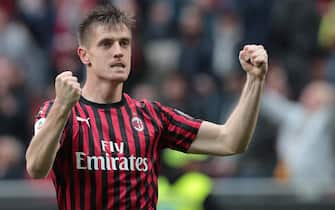 MILAN, ITALY - MAY 19:  Krzysztof Piatek of AC Milan celebrates after scoring the opening goal during the Serie A match between AC Milan and Frosinone Calcio at Stadio Giuseppe Meazza on May 19, 2019 in Milan, Italy.  (Photo by Emilio Andreoli/Getty Images)