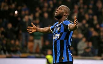 MILAN, ITALY - DECEMBER 21: Romelu Lukaku of FC Internazionale celebrates after his 1th goal 1-0 ,during the Serie A match between FC Internazionale and Genoa CFC at Stadio Giuseppe Meazza on December 21, 2019 in Milan, Italy. (Photo by MB Media/Getty Images)