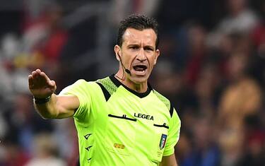 Italian referee Daniele Doveri reacts next to Inter Milan's Italian defender Danilo D'Ambrosio (L) and AC Milan's Spanish forward Suso (Rear R) during the Italian Serie A football match AC Milan vs Inter Milan on September 21, 2019 at the San Siro stadium in Milan. (Photo by Miguel MEDINA / AFP)        (Photo credit should read MIGUEL MEDINA/AFP via Getty Images)