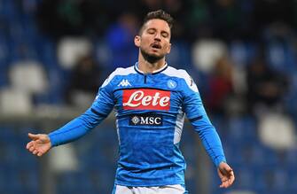 REGGIO NELL'EMILIA, ITALY - DECEMBER 22:  Dries Mertens of SSC Napoli shows his dejection during the Serie A match between US Sassuolo and SSC Napoli at Mapei Stadium - Citta del Tricolore on December 22, 2019 in Reggio nell'Emilia, Italy  (Photo by Alessandro Sabattini/Getty Images)