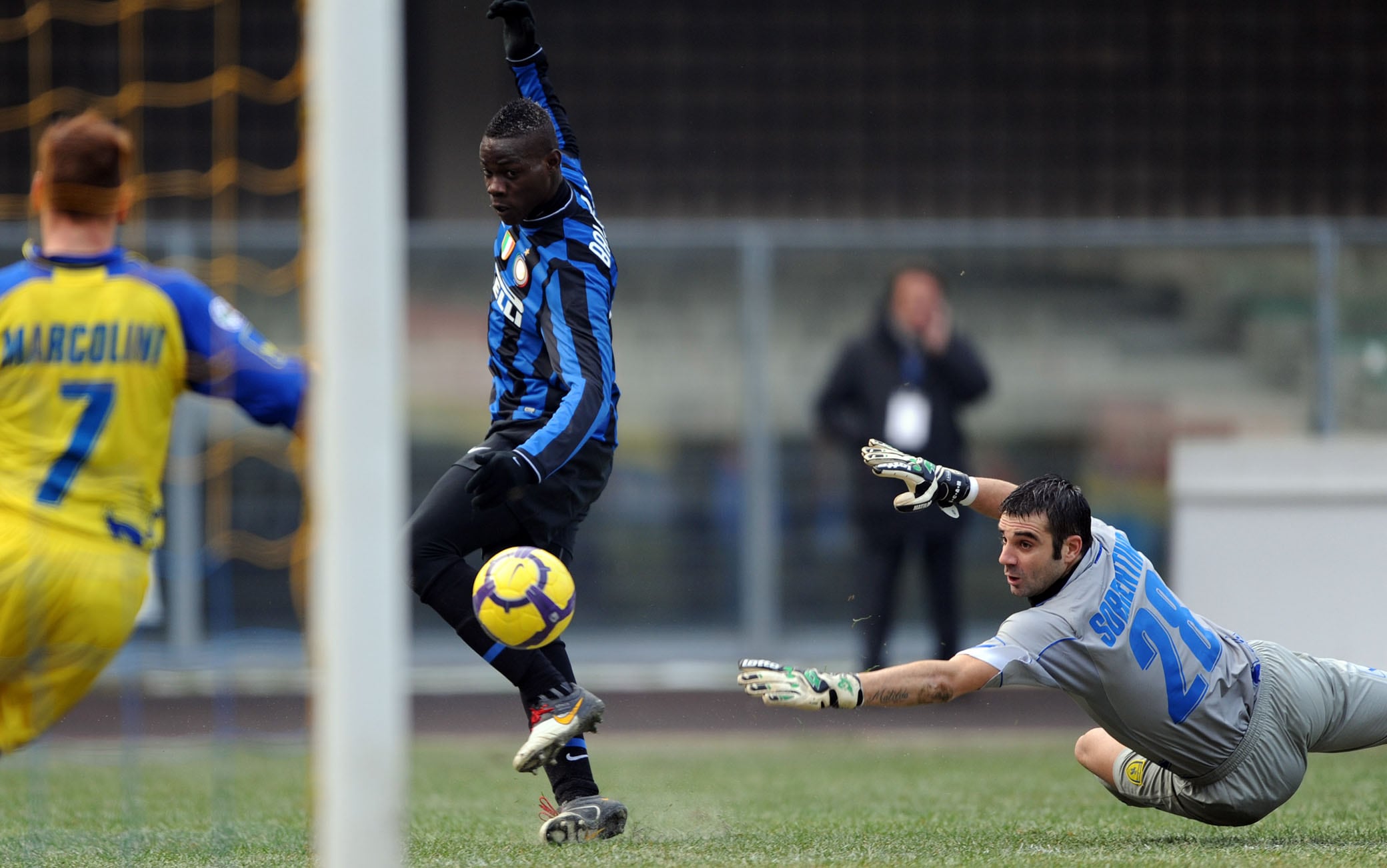 Balotelli apre gli anni Dieci segnando al Chievo il 6 gennaio 2010 Balotelli apre gli anni Dieci segnando al Chievo il 6 gennaio 2010