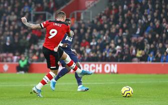 SOUTHAMPTON, ENGLAND - JANUARY 01: Danny Ings of Southampton scores his team's first goal during the Premier League match between Southampton FC and Tottenham Hotspur at St Mary's Stadium on January 01, 2020 in Southampton, United Kingdom. (Photo by Michael Steele/Getty Images)