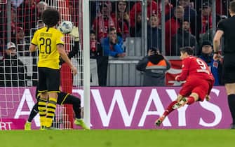 MUNICH, GERMANY - NOVEMBER 09: Robert Lewandowski of FC Bayern Muenchen scores his team's first goal with a header past goalkeeper Roman Buerki of Borussia Dortmund during the Bundesliga match between FC Bayern Muenchen and Borussia Dortmund at Allianz Arena on November 09, 2019 in Munich, Germany. (Photo by Boris Streubel/Getty Images)