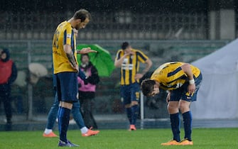 VERONA, ITALY - MARCH 05:  Hellas Verona players show their dejection after during the Serie A match between Hellas Verona FC and UC Sampdoria at Stadio Marc'Antonio Bentegodi on March 5, 2016 in Verona, Italy.  (Photo by Dino Panato/Getty Images)