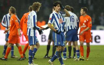 BERLIN - FEBRUARY 13: Levan Kobiashvili von Hertha BSC Berlin enttaeuscht gestikulierend nach dem 1. Bundesligaspiel zwischen Hertha BSC Berlin und FSV Mainz 05 im Olympiastadion am 13. Februar 2010 in Berlin, Deutschland. (Photo by Boris Streubel/Bundesliga Collection via Getty Images)