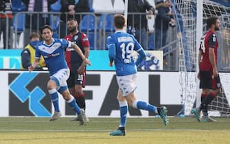 Brescia's Ernesto Torregrossa (L) jubilates after scoring the 1-1 goal during the Italian Serie A soccer match Brescia Calcio vs Cagliari Calcio at Mario Rigamonti stadium in Brescia, Italy, 19 january 2020. 
ANSA/ FILIPPO VENEZIA