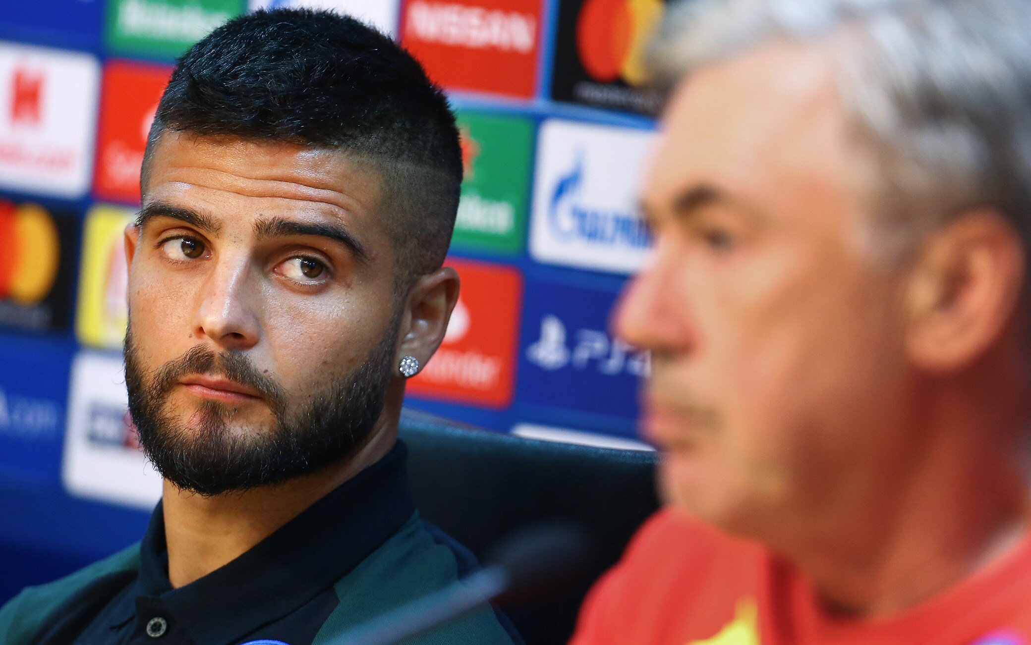 Lorenzo Insigne osserva l'ex allenatore Carlo Ancelotti Lorenzo Insigne osserva l'ex allenatore Carlo Ancelotti