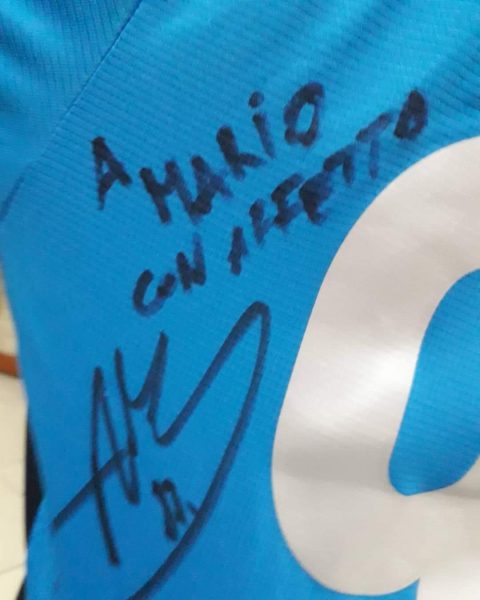 La maglia autografata di Milik per il piccolo tifoso del Napoli