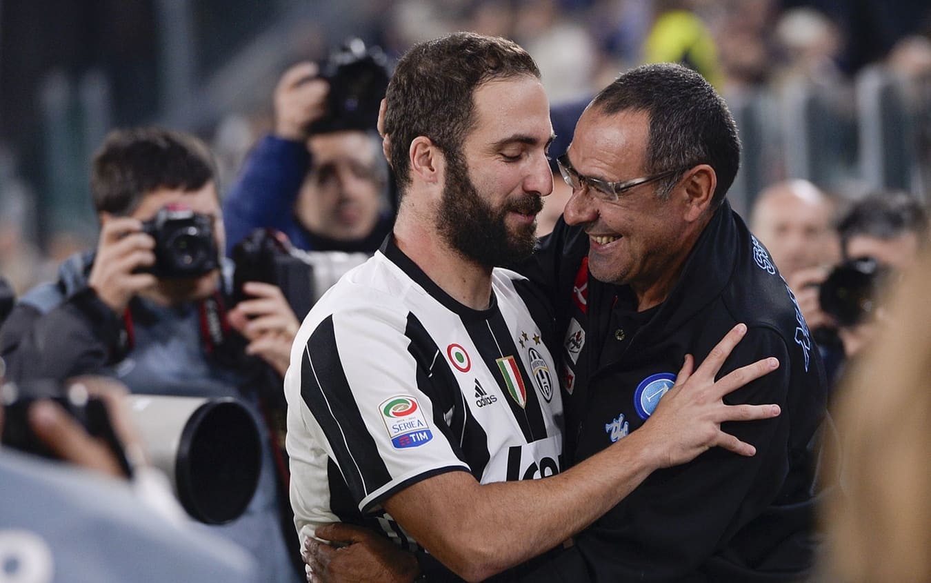 L'abbraccio tra Higuain e Sarri nel 2016 allo Juventus Stadium