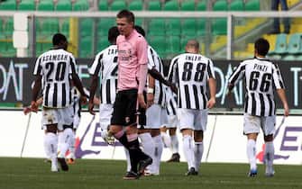 I giocatori dell'Udinese festeggiano il gol del 3-0. La delusione del centrocampista sloveno del Palermo Josip Ilicic.   - oggi, 27 febbraio 2011 allo stadio" Renzo Barbera" di Palermo. ANSA/CORRADO LANNINO