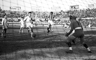 ***** Collection Juventus *****

© Silvio Durante LAPRESSE
Archivio Storico
TOEINO 07-01-1950
Juventus-Padova 5-1
Nella foto: JUVENTUS-PADOVA 5-1
Gol di BONIPERTI
NEG- 3699