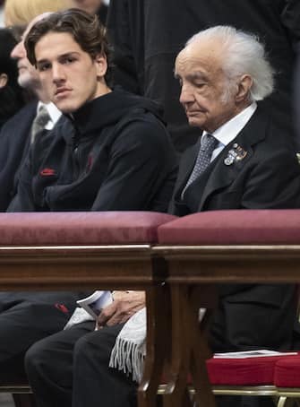 epa08165851 As Roma's soccer player Nicolo Zaniolo (L) and Italian physicist Antonino Zichichi attend the Sunday Mass of the Word celebrated by Pope Francis in the Saint Peter's Basilica at the Vatican City, 26 January 2020.  EPA/CLAUDIO PERI