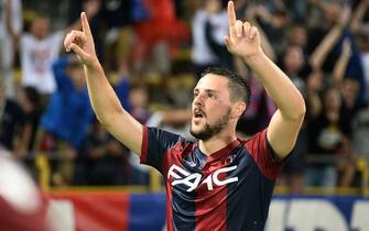 BOLOGNA, ITALY - AUGUST 21:  Mattia Destro # 10 of Bologna FC celebrates after scoring a goal  during the Serie A match between Bologna FC and FC Crotone at Stadio Renato Dall'Ara on August 21, 2016 in Bologna, Italy.  (Photo by Mario Carlini / Iguana Press/Getty Images)