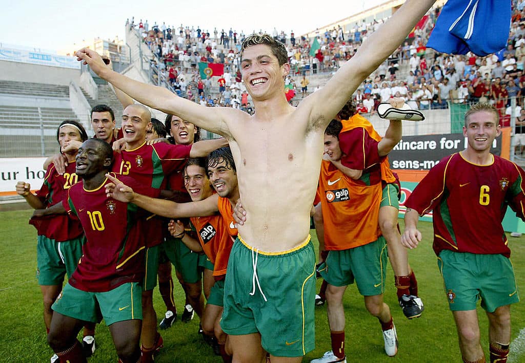 Portugal's forward Ronaldo Cristiano (C) jubilates with his team-mates after they won the final match of the International Under-21 soccer tournament against Italy, 21 June 2003 at the Mayol stadium in Toulon. Portugal won 3-1.  AFP PHOTO GERARD JULIEN  (Photo credit should read GERARD JULIEN/AFP via Getty Images)