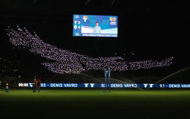Olimpico show, aquila coi flash dei telefoni. FOTO