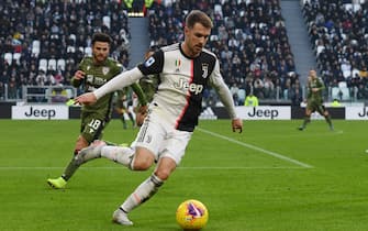 TURIN, ITALY - JANUARY 06: Aaron Ramsey of Juventus with the ball during the Serie A match between Juventus and Cagliari Calcio at Allianz Stadium on January 6, 2020 in Turin, Italy. (Photo by Chris Ricco/Getty Images)