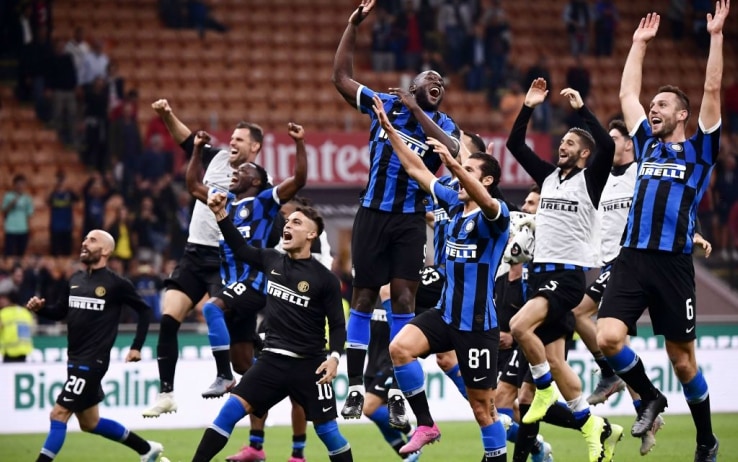 L'Inter festeggia la vittoria del derby d'andata L'Inter festeggia la vittoria del derby d'andata