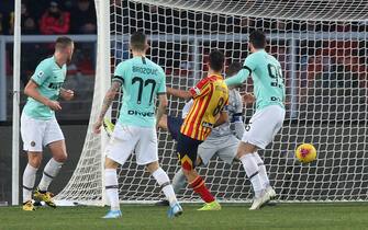 Lecce's Marco Mancosu (2R) scores the 1-1 during the Italian Serie A soccer match US Lecce vs FC Inter at the Via del Mare stadium in Lecce, Italy, 19 january 2019. ANSA/MARCO LEZZI