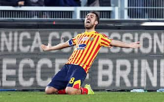 epa08141635 Lecce's Marco Mancosu celebrates after scoring the 1-1 equalizer during the Italian Serie A soccer match between US Lecce and Inter Milan at the Via del Mare stadium in Lecce, Italy, 19 January 2020.  EPA/MARCO LEZZI