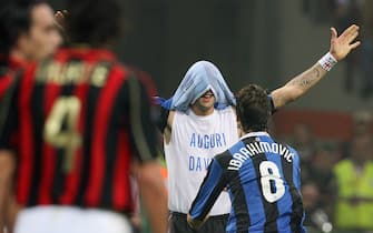 Milan, ITALY:  Inter Milan's defende Marco Materazzi (C) is congratulated by his teammate Zlatan Ibrahimovic after scoring a goal against AC Milan during their Serie A football match at San Siro stadium in Milan, 28 October 2006. On the left AC Milan defender Kahka Kaladze reacts with his teammate Filippo Inzaghi. AFP PHOTO / Paco SERINELLI  (Photo credit should read PACO SERINELLI/AFP via Getty Images)