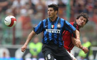 MILAN, ITALY - MAY 4: Julio Cruz (L) of Inter  and Kakhaber Kaladze of Milan in action during the Serie A match between Milan and Inter at the Stadio San Siro on May 4, 2008 in Milan, Italy. (Photo by New Press/Getty Images)