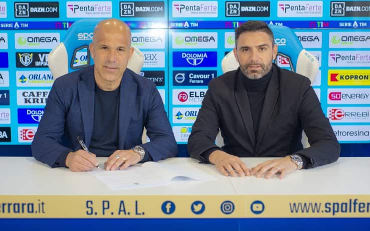 Luigi di Biagio firma il contratto con la Spal al fianco del direttore sportivo Davide Vagnati