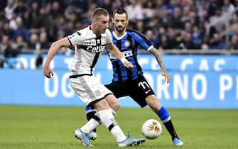 Foto Marco Alpozzi/LaPresse 
26  ottobre  2019 Milano, Italia 
sport calcio 
Inter Vs Parma - Campionato di calcio Serie A TIM 2019/2020 - Stadio Giuseppe Meazza
Nella foto:  Dejan Kulusevski (Parma);Marcelo Brozovic (F.C. Internazionale Milano); 

Photo Marco Alpozzi/LaPresse 
October 26, 2019 Milan, Italy 
sport soccer 
Inter Vs Parma - Italian Football Championship League A TIM 2019/2020 - Stadio Giuseppe Meazza
In the pic: Dejan Kulusevski (Parma);Marcelo Brozovic (F.C. Internazionale Milano);