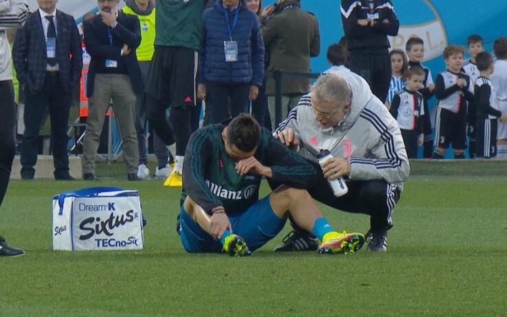 Ronaldo a terra dopo la pallonata ricevuta da Chiellini