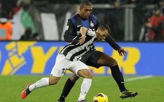 TURIN, ITALY - NOVEMBER 03:  Sebastian Giovinco of Juventus FC (R) and Juan Jesus of FC Inter Milan compete for the ball during the Serie A match between Juventus FC and FC Internazionale Milano at Juventus Arena on November 3, 2012 in Turin, Italy.  (Photo by Claudio Villa/Getty Images)