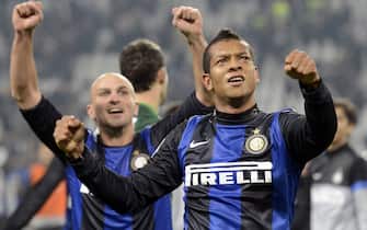TURIN, ITALY - NOVEMBER 03:  Fredy Guarin (R) and Esteban Cambiasso of FC Inter Milan celebrate victory at the end of the Serie A match between Juventus FC and FC Internazionale Milano at Juventus Arena on November 3, 2012 in Turin, Italy.  (Photo by Claudio Villa/Getty Images)